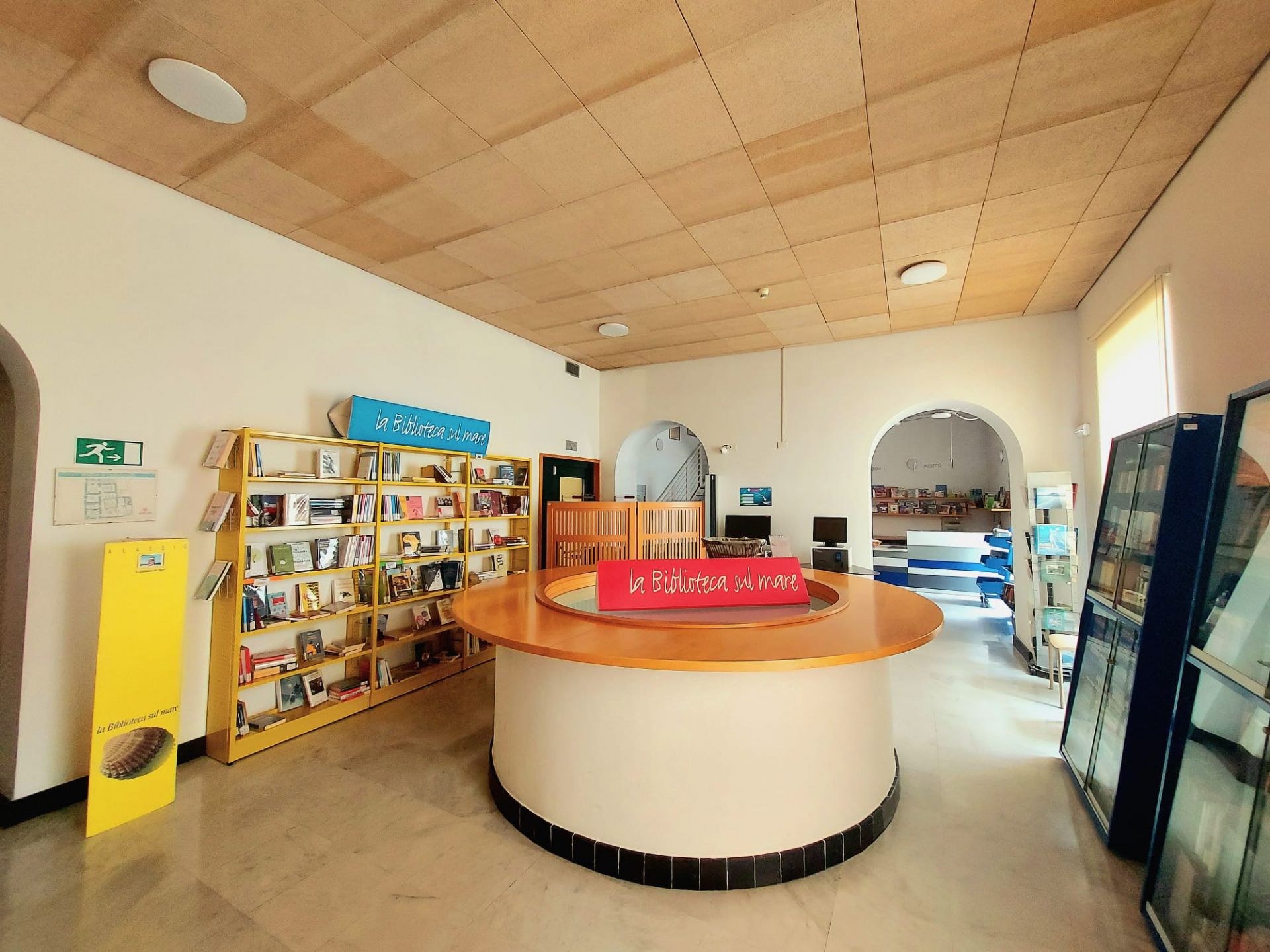 Nella foto una delle sale della biblioteca comunale