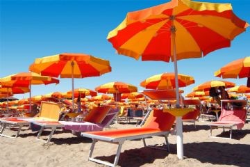 Ombrelloni e lettini sulla spiaggia