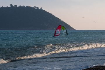 Due surfisti davanti all'Isola Gallinara