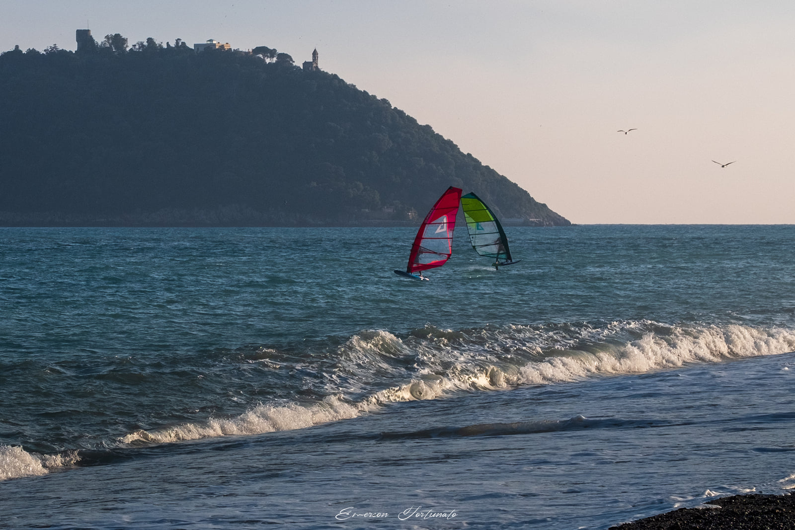 Due surfisti davanti all'Isola Gallinara