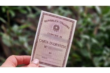 Foto di una carta di identità cartacea