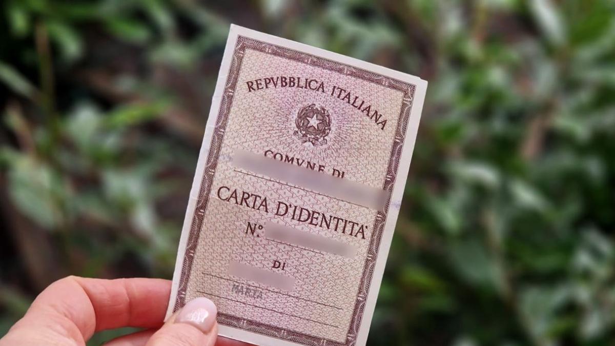 Foto di una carta di identità cartacea