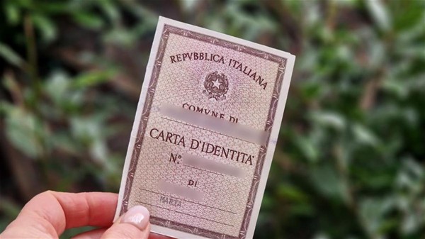 Foto di una carta di identità cartacea