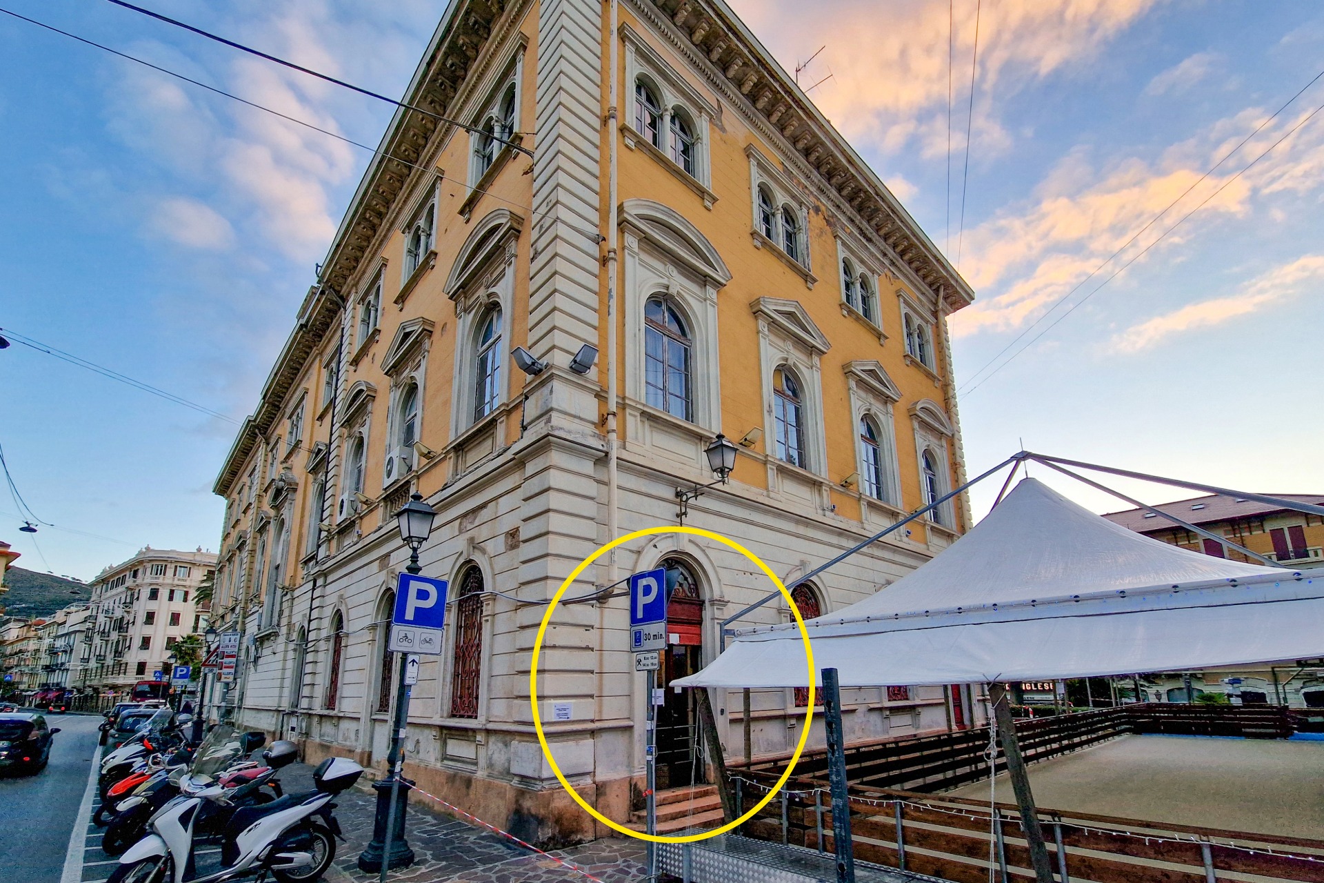 Lato a ponente del palazzo comunale con indicazione dell'accesso temporaneo