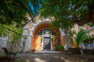 Esterno della biblioteca inglese di Alassio