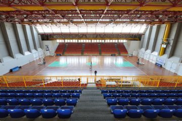 Immagine dell'interno del palazzetto dello sport, con tribune e campo da basket