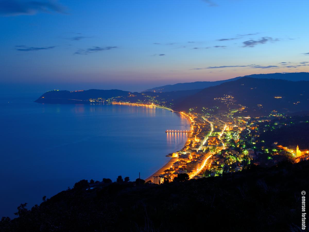 Immagine serale del golfo di Alassio