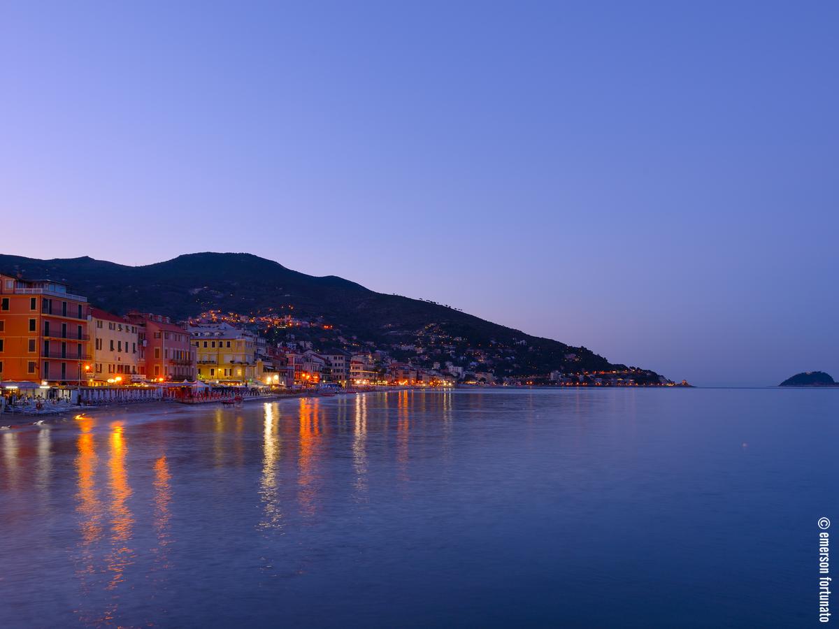 Immagine notturna del frontemare di Alassio