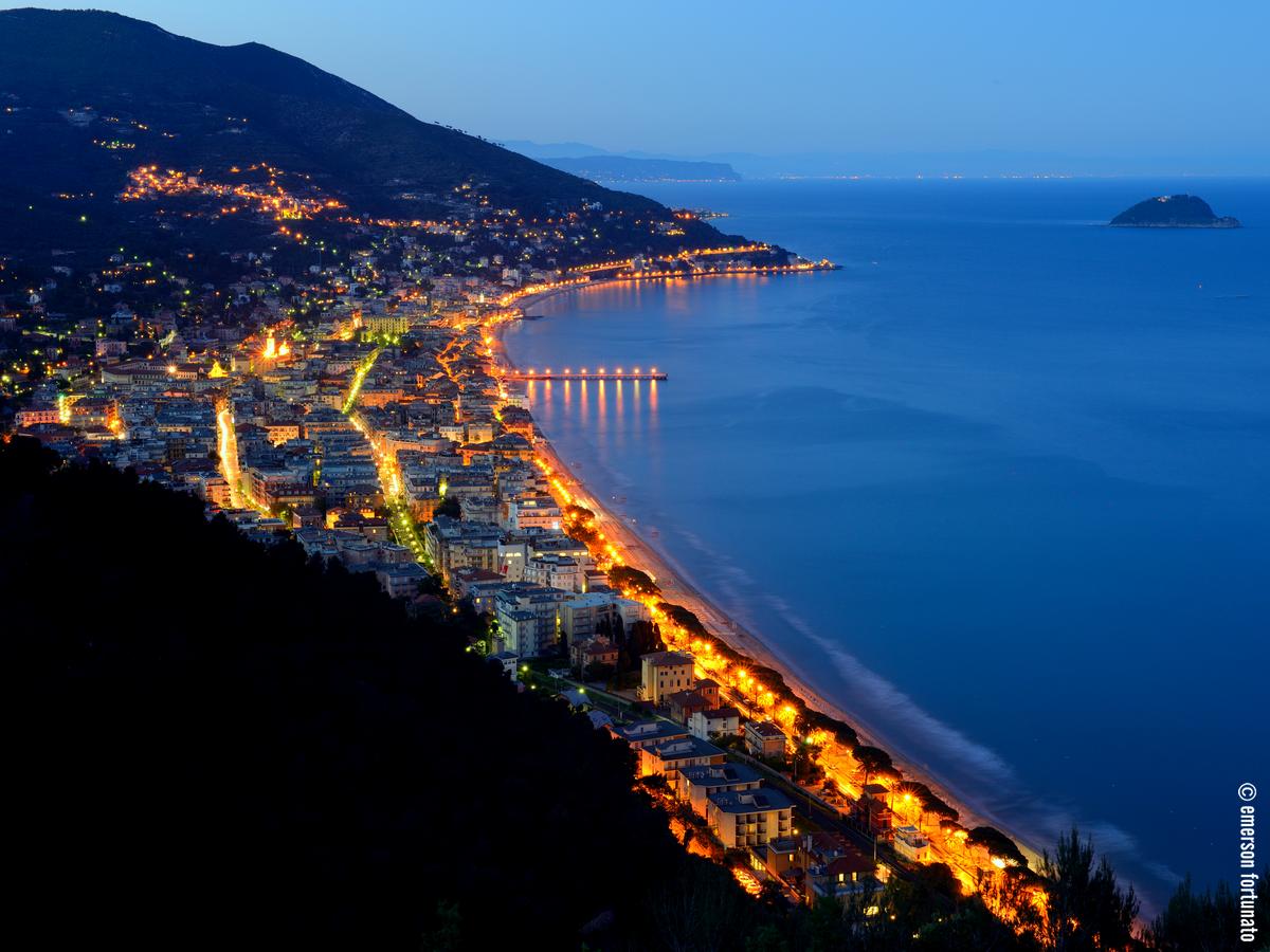 Immagine serale del golfo di Alassio, con l'isola Gallinara sullo sfondo.