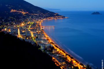 Immagine serale del golfo di Alassio, con l'isola Gallinara sullo sfondo.