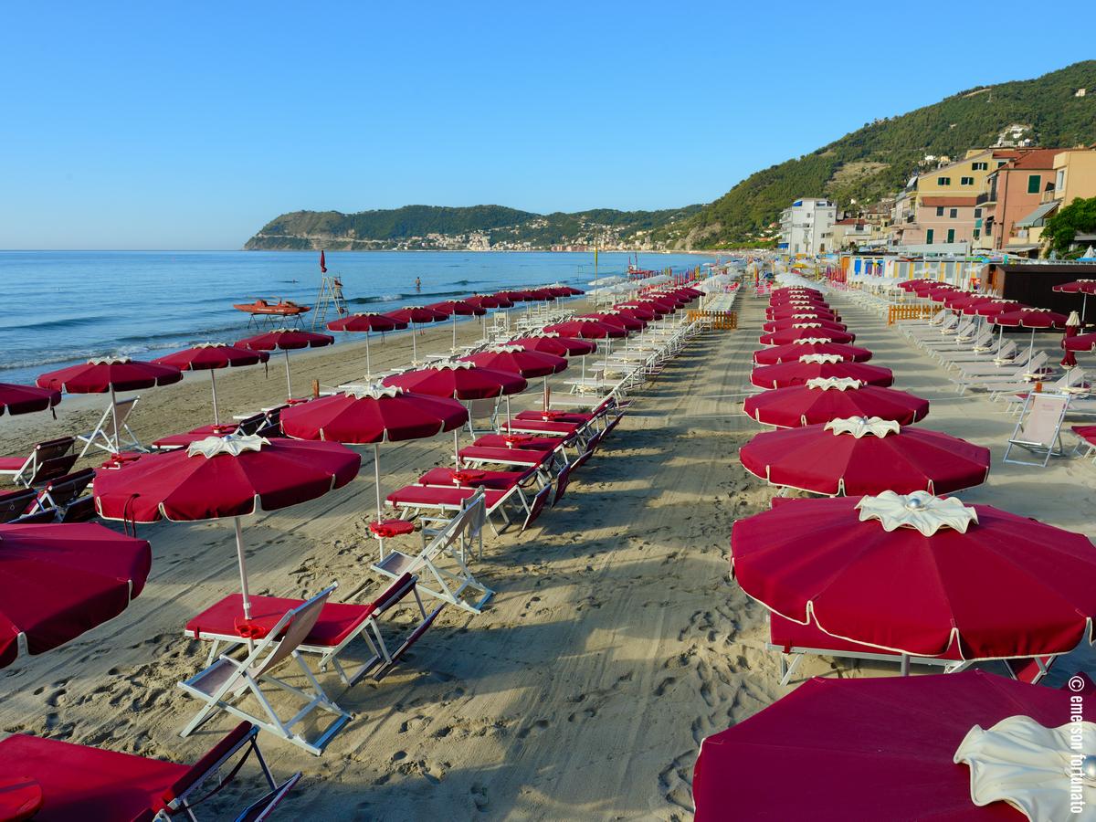 Immagine degli ombrelloni di uno stabilimento balneare di Alassio
