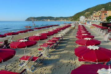 Immagine degli ombrelloni di uno stabilimento balneare di Alassio
