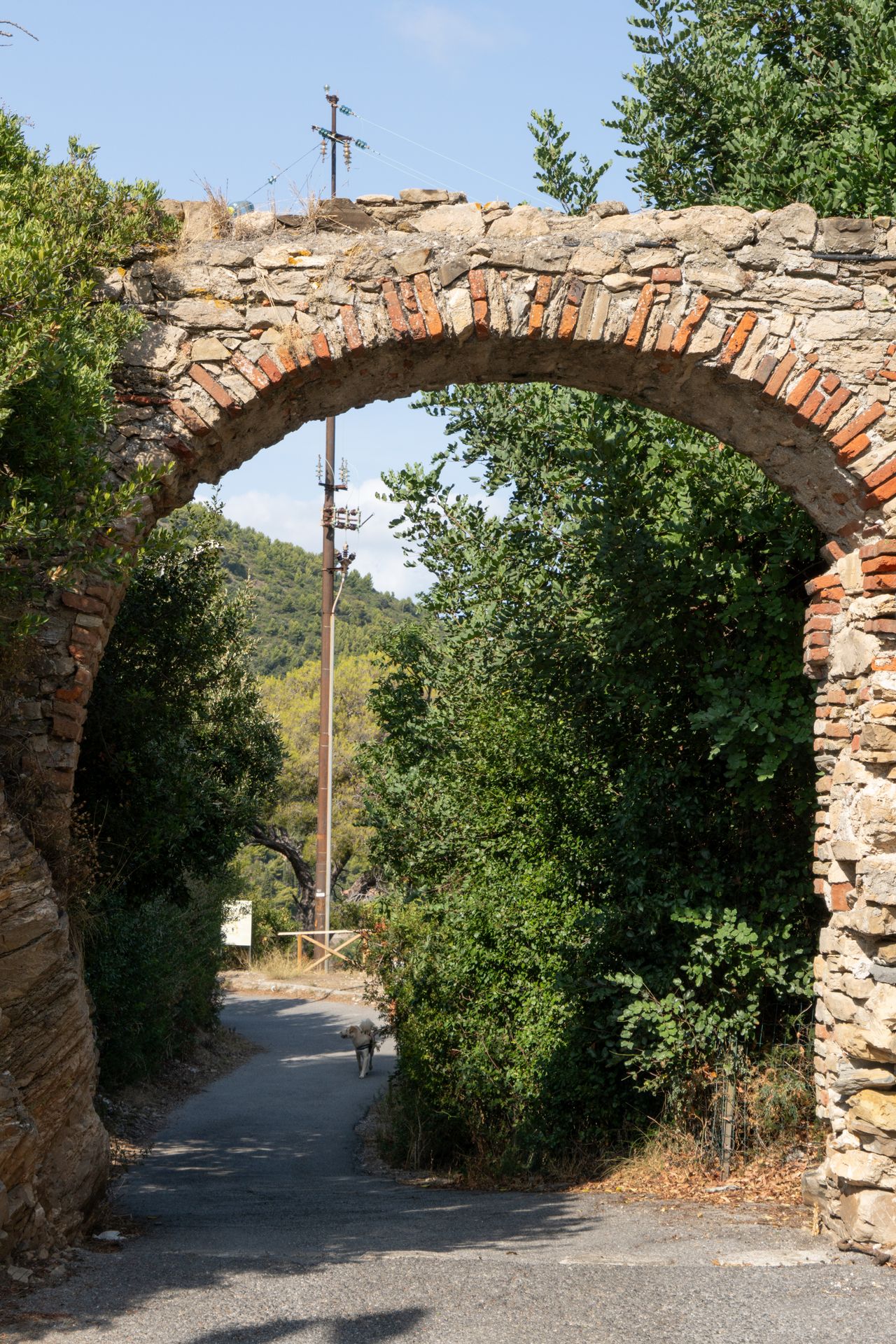 Arco a lato della chiesa